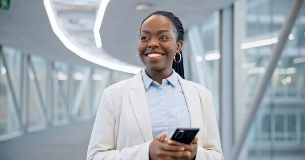 mulher feliz por ter controle total de despesas e viagens corporativas.