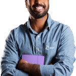 Homem com um caderno da Argo