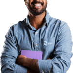 Homem com um caderno da Argo