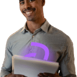 Homem com um tablet utilizando a Argo