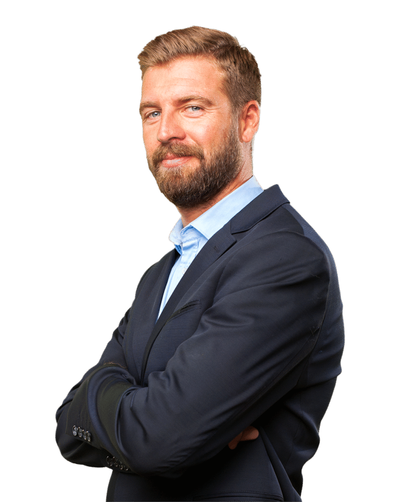 Homem com os braços cruzados