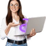 Mulher com notebook utilizando a Argo