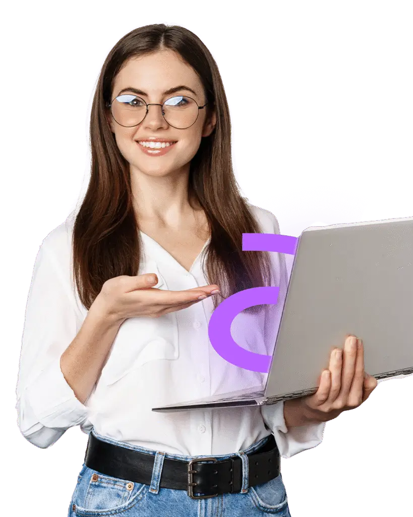 Mulher com notebook utilizando a Argo