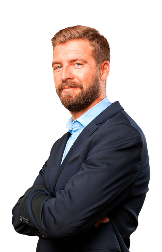 Homem com os braços cruzados