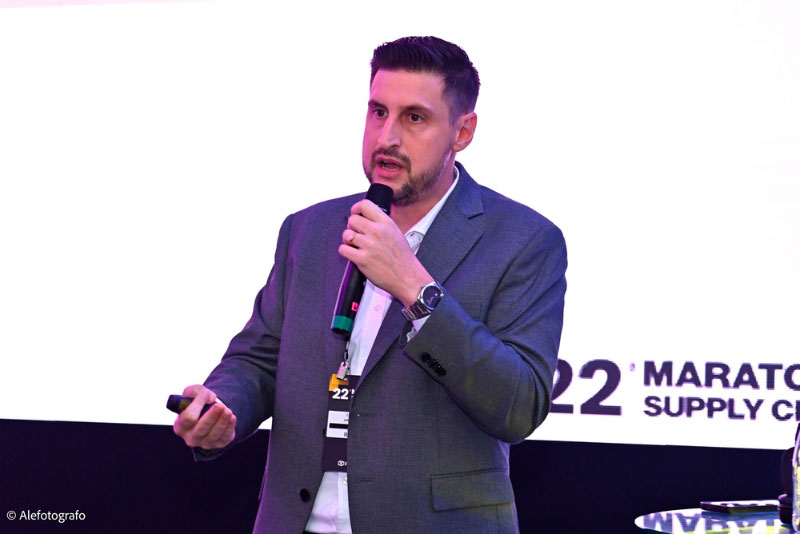 Daniel, falando sobre como pequenas decisões fazem grandes empresas perderem milhões em viagens corporativas.