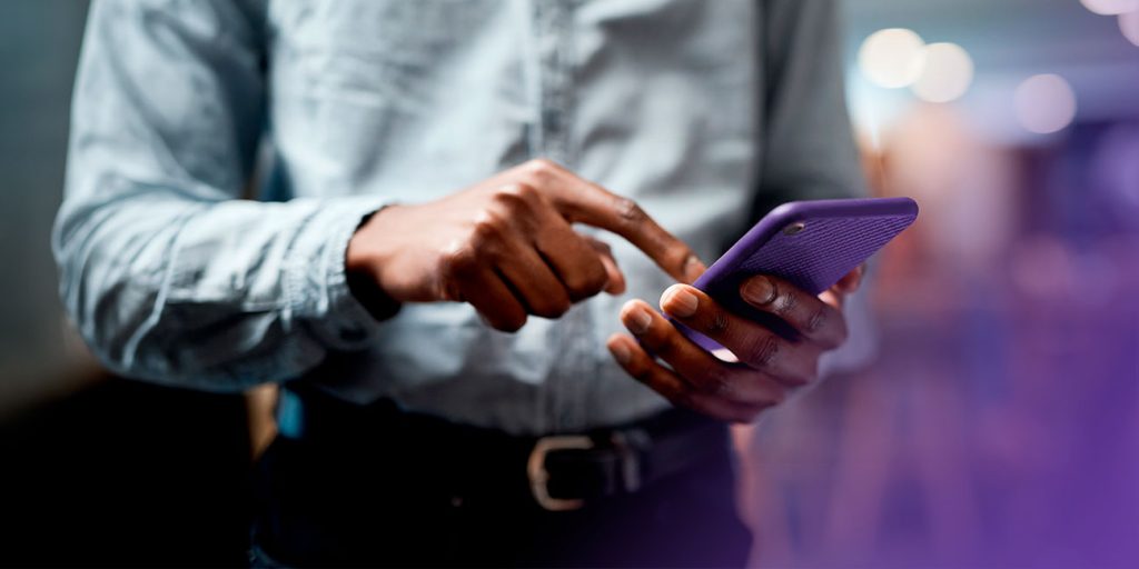 Empresário enviando mensagem de texto no celular sobre o modelo TaaS